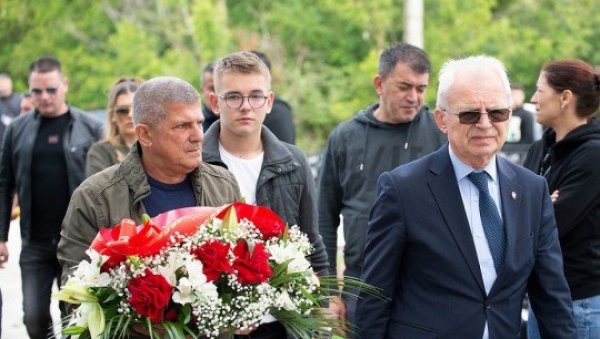 ТРАГЕДИЈА УЈЕДИНИЛА ВЕЧИТЕ РИВАЛЕ: Звезда и Партизан заједно положили венце у Малом Орашју ТРАГЕДИЈА УЈЕДИНИЛА ВЕЧИТЕ РИВАЛЕ: Звезда и Партизан заједно положили венце у Малом Орашју
