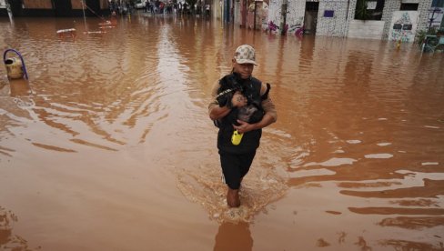 CRNE BROJKE RASTU: Sve više mrtvih u stravičnim poplavama, na desetine ljudi nestalo (FOTO) CRNE BROJKE RASTU: Sve više mrtvih u stravičnim poplavama, na desetine ljudi nestalo (FOTO)