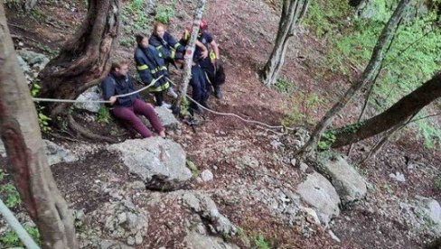 PRONAĐENO TROJE RUSA U OVČARSKO-KABLARSKOJ KLISURI: Zaglavili se na nepristupačnoj lokaciji, vatrogasci iz Čačka brzo reagovali (FOTO)