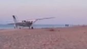 ŠETNJU PO PLAŽI POREMETIO AVION: Kamere zabeležile iznenadno sletanje, posetioci ostali u čudu šta se desilo (VIDEO)