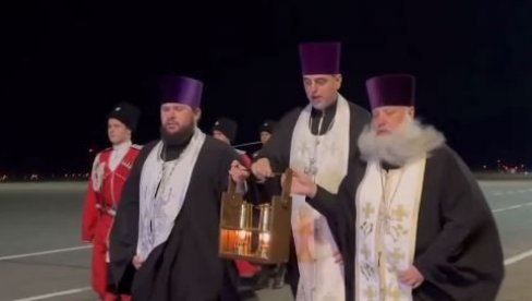 BLAGODATNI OGANJ STIGAO U MOSKVU: Patrijarh Kiril u ponoć služi vaskršnju liturgiju (VIDEO) BLAGODATNI OGANJ STIGAO U MOSKVU: Patrijarh Kiril u ponoć služi vaskršnju liturgiju (VIDEO)