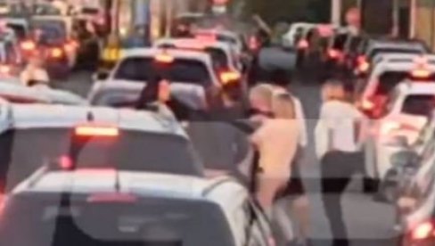OPŠTA MAKLJAŽA NA GRANIČNOM PRELAZU: Neko igra kolo, a neko skraćuje vreme pesničenjem (VIDEO) OPŠTA MAKLJAŽA NA GRANIČNOM PRELAZU: Neko igra kolo, a neko skraćuje vreme pesničenjem (VIDEO)