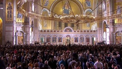 PATRIJARH PORFIRIJE SLUŽI PONOĆU LITURGIJU: Brojni vernici se okupili u Hramu Svetog Save
