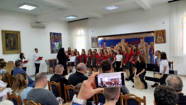 ВАСКРШЊИ КОНЦЕРТ У ПАРАЋИНУ: Величанствен наступ ученика ОМШ „Миленко Живковић“ (ФОТО) ВАСКРШЊИ КОНЦЕРТ У ПАРАЋИНУ: Величанствен наступ ученика ОМШ „Миленко Живковић“ (ФОТО)