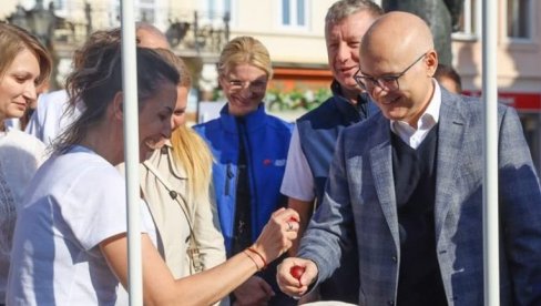 LJUDI SU NAŠA SNAGA: Vučević u Novom Sadu sa građanima LJUDI SU NAŠA SNAGA: Vučević u Novom Sadu sa građanima