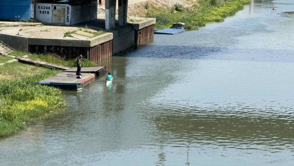 ЗА УСКРС НА ВОДИ: Традиционални тренинг младих кајакаша у Зрењанину (ВИДЕО) ЗА УСКРС НА ВОДИ: Традиционални тренинг младих кајакаша у Зрењанину (ВИДЕО)