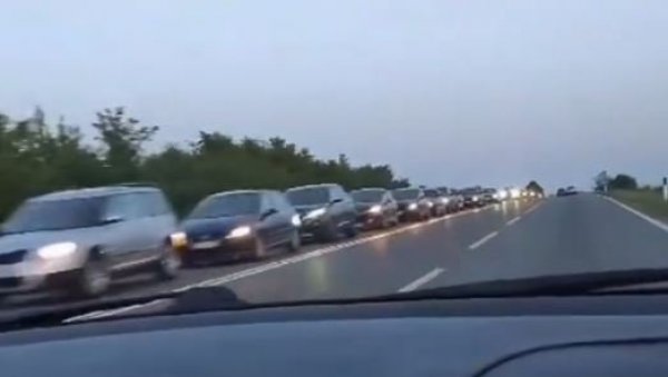 ВАЖНО ОБАВЕШТЕЊЕ ЗА СВЕ ПУТНИКЕ: Наоружајте се стрпљењем, километарске колоне на овим деоницама (ВИДЕО) ВАЖНО ОБАВЕШТЕЊЕ ЗА СВЕ ПУТНИКЕ: Наоружајте се стрпљењем, километарске колоне на овим деоницама (ВИДЕО)