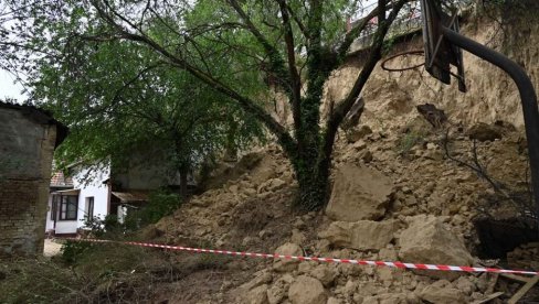 TELEČKA KOSA STALNA PRETNJA: Kuljane opet uznemirilo odronjavanje visoravni na kojoj leži tzv. Gornji grad TELEČKA KOSA STALNA PRETNJA: Kuljane opet uznemirilo odronjavanje visoravni na kojoj leži tzv. Gornji grad