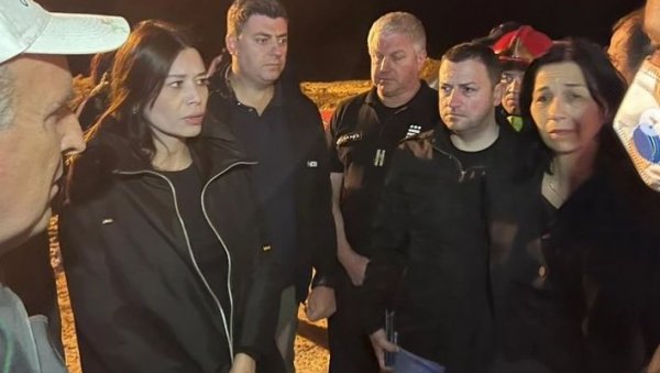 СВЕ СЕ ЧИНИ КАКО БИ СЕ ШТО ПРЕ ЛОКАЛИЗОВАО ПОЖАР: Министарка Вујовић обишла депонију Дубоко код Ужица на којој пламен букти од петка (ФОТО СВЕ СЕ ЧИНИ КАКО БИ СЕ ШТО ПРЕ ЛОКАЛИЗОВАО ПОЖАР: Министарка Вујовић обишла депонију Дубоко код Ужица на којој пламен букти од петка (ФОТО