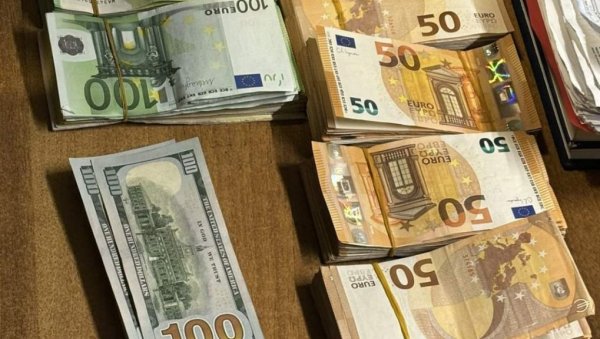 ТУРЧИНУ ОДУЗЕТИ ЕВРИ И ДОЛАРИ: Покушао да изнесе преко 50.000 евра ТУРЧИНУ ОДУЗЕТИ ЕВРИ И ДОЛАРИ: Покушао да изнесе преко 50.000 евра