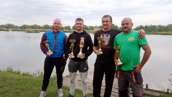 ПЕЦАЛИ НА УСКРС: Из воде извукли преко 400 килограма шарана ПЕЦАЛИ НА УСКРС: Из воде извукли преко 400 килограма шарана
