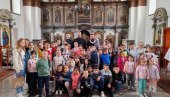 DECA U PRAVOSLAVNOM HRAMU FARBALA USKRŠNJA JAJA: Manifestacija za mališene u Žitištu DECA U PRAVOSLAVNOM HRAMU FARBALA USKRŠNJA JAJA: Manifestacija za mališene u Žitištu