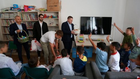 ПОКЛОНИ ЗА УСКРС: Никодијевић обишао малишане у Прихватилишту за децу и обрадовао их даровима ПОКЛОНИ ЗА УСКРС: Никодијевић обишао малишане у Прихватилишту за децу и обрадовао их даровима