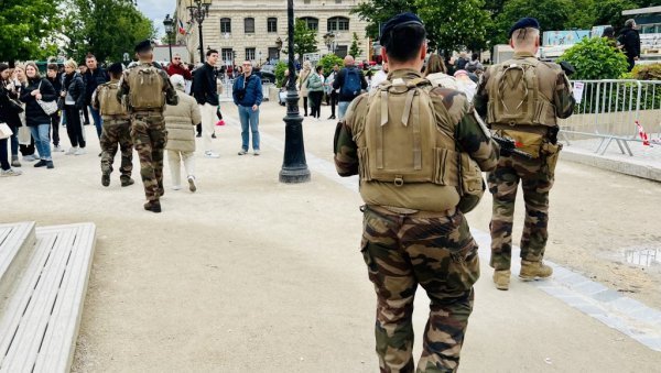 ИМАО МАЧЕТУ И ЗАСТАВУ С АРАПСКИМ НАПИСОМ: Ухапшен мушкарац који је претио да ће да убија полицајце ИМАО МАЧЕТУ И ЗАСТАВУ С АРАПСКИМ НАПИСОМ: Ухапшен мушкарац који је претио да ће да убија полицајце