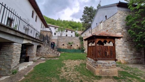SRPSKA ISKRA USRED DRENICE: U manastiru Devič Svetom Joanikiju mole se bolesni i tužni - Svete mošti odolele i Martovskom pogromu 2004. SRPSKA ISKRA USRED DRENICE: U manastiru Devič Svetom Joanikiju mole se bolesni i tužni - Svete mošti odolele i Martovskom pogromu 2004.
