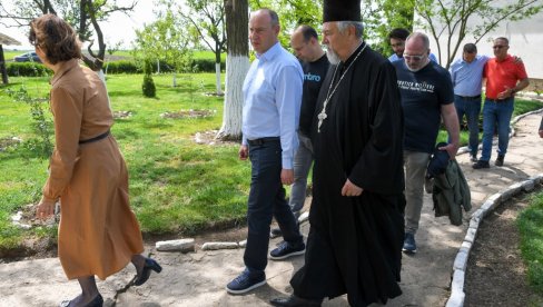 VELIKI PODUHVAT CRKVE I DRUŠTVENE ZAJEDNICE: Gradonačelnik Novog Sada Milan Đurić sa štićenicima Zemlje živih na Čeneju (FOTO)