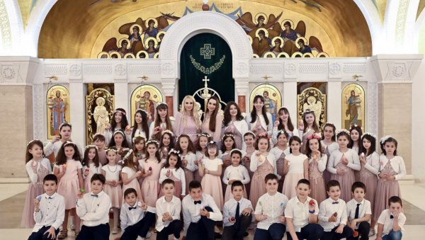 НАЈМЛАЂИ ПОСТАЛИ РАСПЕВАНИ ЧУВАРИ СРПСКЕ ТРАДИЦИЈЕ: Хор Славујчићи при Храму Светог Саве окупља 70 деце и наступа већ седам година НАЈМЛАЂИ ПОСТАЛИ РАСПЕВАНИ ЧУВАРИ СРПСКЕ ТРАДИЦИЈЕ: Хор Славујчићи при Храму Светог Саве окупља 70 деце и наступа већ седам година