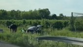 PRVI SNIMAK SA MESTA NESREĆE: Auto proleteo kroz zaštitnu ogradu na auto-putu Beograd - Niš, vozilo smrskano (VIDEO)