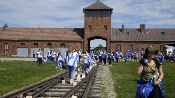 МАРШ ЖИВИХ У АУШВИЦУ: Неколико хиљада Јевреја одало почаст милионима убијеним у Другом светском рату (ФОТО) МАРШ ЖИВИХ У АУШВИЦУ: Неколико хиљада Јевреја одало почаст милионима убијеним у Другом светском рату (ФОТО)