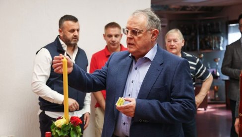 NEBOJŠA ČOVIĆ JE UPALIO SVEĆU, A ONDA... Ovako je Đurđevdan proslavljen u KK Crvena zvezda (FOTO) NEBOJŠA ČOVIĆ JE UPALIO SVEĆU, A ONDA... Ovako je Đurđevdan proslavljen u KK Crvena zvezda (FOTO)
