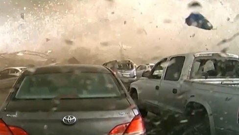 POJAVIO SE ZASTRAŠUJUĆI SNIMAK UDARA TORNADA: Pogledajte kako izgleda kada priroda pokaže svu svoju silu (VIDEO) POJAVIO SE ZASTRAŠUJUĆI SNIMAK UDARA TORNADA: Pogledajte kako izgleda kada priroda pokaže svu svoju silu (VIDEO)