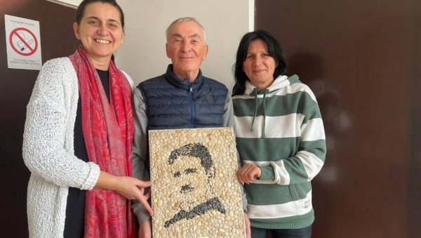 СЛАЖЕ МОЗАИКЕ ОД ОБЛУТАКА И ДАРУЈЕ: Уметник Милан Максић, вођен поруком Светог Саве о стварању с љубављу ради портрете Тесле, Андрића... СЛАЖЕ МОЗАИКЕ ОД ОБЛУТАКА И ДАРУЈЕ: Уметник Милан Максић, вођен поруком Светог Саве о стварању с љубављу ради портрете Тесле, Андрића...