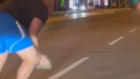 SNIMAK IZ NOVOG SADA ODUŠEVIO SVE: LJudi se pitaju šta to radi ovaj mladić, ali pogledajte malo bolje (VIDEO) SNIMAK IZ NOVOG SADA ODUŠEVIO SVE: LJudi se pitaju šta to radi ovaj mladić, ali pogledajte malo bolje (VIDEO)