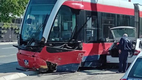 SUDAR TRAMVAJA I AUTOMOBILA: Saobraćajna nesreća kod Sajma (FOTO) SUDAR TRAMVAJA I AUTOMOBILA: Saobraćajna nesreća kod Sajma (FOTO)
