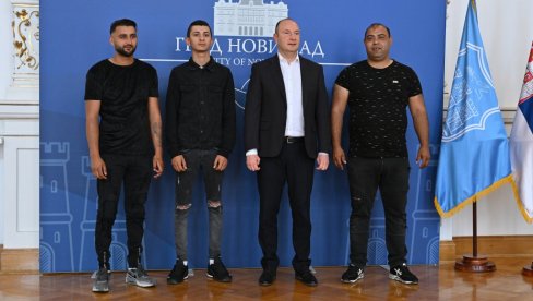 NISU OKRENULI GLAVU: Đurić pohvalio trojicu radnika Čistoće koji su spasli život nepoznatom čoveku NISU OKRENULI GLAVU: Đurić pohvalio trojicu radnika Čistoće koji su spasli život nepoznatom čoveku