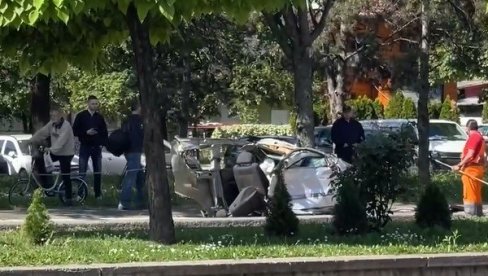 AUTOMOBIL PREPOLOVLJEN, LEKARI SE JEDNOJ OSOBI BORE ZA ŽIVOT: Jeziv snimak sa mesta teške saobraćajne nesreće (VIDEO) AUTOMOBIL PREPOLOVLJEN, LEKARI SE JEDNOJ OSOBI BORE ZA ŽIVOT: Jeziv snimak sa mesta teške saobraćajne nesreće (VIDEO)
