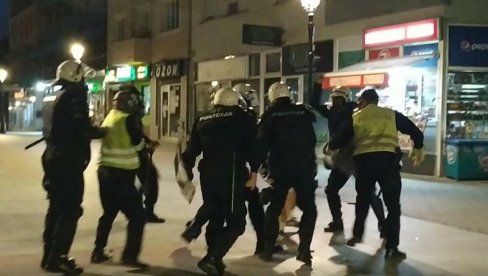 DVOJICI POLICAJACA KUĆNI ZATVOR: Epilog brutalnog prebijanja učesnika litija u Pljevljima 2020. godine DVOJICI POLICAJACA KUĆNI ZATVOR: Epilog brutalnog prebijanja učesnika litija u Pljevljima 2020. godine