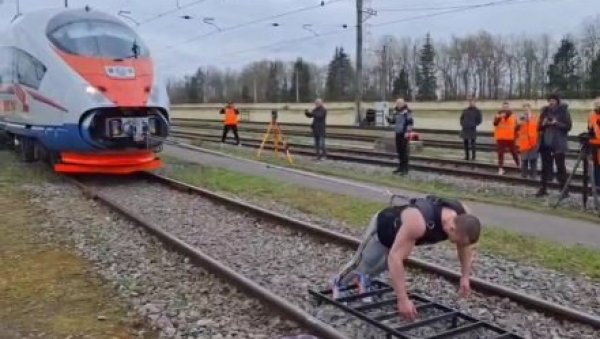 НИКО НИЈЕ УРАДИО НИШТА СЛИЧНО: Руски Херкул померио воз тежак 650 тона НИКО НИЈЕ УРАДИО НИШТА СЛИЧНО: Руски Херкул померио воз тежак 650 тона