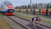 НИКО НИЈЕ УРАДИО НИШТА СЛИЧНО: Руски Херкул померио воз тежак 650 тона