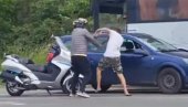 TUČA U SREMSKOJ KAMENICI: Motorista izvukao vozača iz auta, usledilo brutalno pesničenje (VIDEO)