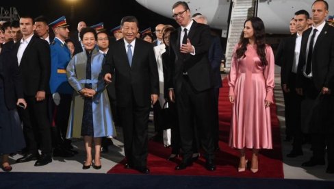 ČELIČNO PRIJATELJSTVO: Veličanstvena slika sa aerodroma - Vučić dočekao predsednika Kine