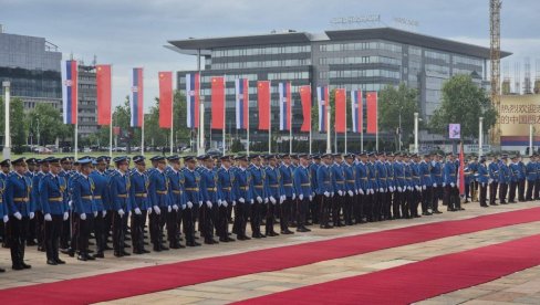 POSTROJENA GARDA: Poslednje pripreme za doček predsednika Sija pred Palatom Srbija (VIDEO) POSTROJENA GARDA: Poslednje pripreme za doček predsednika Sija pred Palatom Srbija (VIDEO)