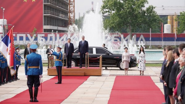 ВУЧИЋ ПОСЛЕ ДОЧЕКА СИЈА ПРЕД ПАЛАТОМ: Памтимо да сте били уз нас када нам је било најтеже и када многи то нису ни хтели, ни смели (ВИДЕО) ВУЧИЋ ПОСЛЕ ДОЧЕКА СИЈА ПРЕД ПАЛАТОМ: Памтимо да сте били уз нас када нам је било најтеже и када многи то нису ни хтели, ни смели (ВИДЕО)