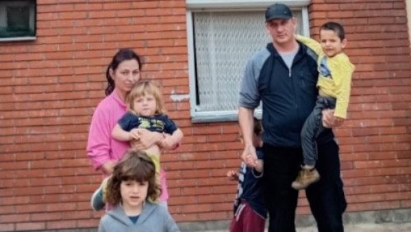 МИЛЕТИЋИ СЕ СА ПЕТОРИЦОМ СИНОВА ВРАТИЛИ НА КиМ: Са Косова више нигде не идемо МИЛЕТИЋИ СЕ СА ПЕТОРИЦОМ СИНОВА ВРАТИЛИ НА КиМ: Са Косова више нигде не идемо