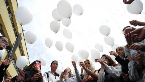 БАЛОНИ ЗА НАСТРАДАЛЕ АНЂЕЛЕ: Краљевачки ђаци одали пошту жртвама из ОШ „Владислав Рибникар“ БАЛОНИ ЗА НАСТРАДАЛЕ АНЂЕЛЕ: Краљевачки ђаци одали пошту жртвама из ОШ „Владислав Рибникар“