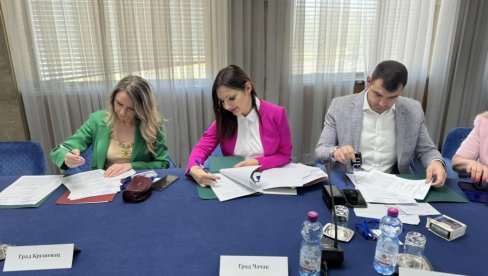 ČAČANI UČESTVUJU U JOŠ JEDNOM PROJEKTU MINISTARSTVA ZA ZAŠTITU ŽIVOTNE SREDINE Tri miliona za pošumljavanje ČAČANI UČESTVUJU U JOŠ JEDNOM PROJEKTU MINISTARSTVA ZA ZAŠTITU ŽIVOTNE SREDINE Tri miliona za pošumljavanje