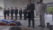ПРОСЛАВЉЕН ДАН ПОБЕДЕ У ПАРИЗУ: Макрон одао почаст код Тријумфалне капије ПРОСЛАВЉЕН ДАН ПОБЕДЕ У ПАРИЗУ: Макрон одао почаст код Тријумфалне капије