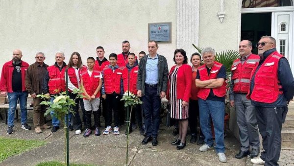 ЗАХВАЛНОСТ ОСНИВАЧУ ЦРВЕНОГ КРСТА: У Параћину венац на спомен-плочу Лазару С. Протићу (ФОТО) ЗАХВАЛНОСТ ОСНИВАЧУ ЦРВЕНОГ КРСТА: У Параћину венац на спомен-плочу Лазару С. Протићу (ФОТО)