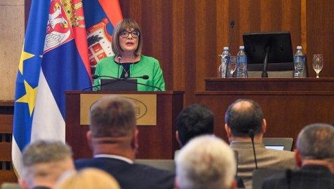 U MAJINOM KABINETU 12 SEKRETARA: Izabrana nova Pokrajinska vlada (FOTO) U MAJINOM KABINETU 12 SEKRETARA: Izabrana nova Pokrajinska vlada (FOTO)