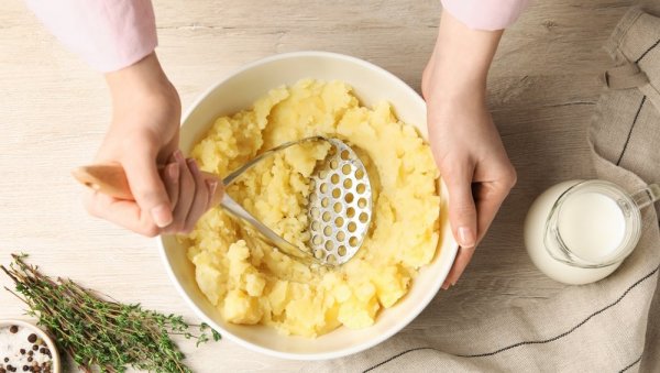 КАКО СЕ ПРАВИ НАЈУКУСНИЈИ ПИРЕ КРОМПИР: Најбољи прилог уз свако јело КАКО СЕ ПРАВИ НАЈУКУСНИЈИ ПИРЕ КРОМПИР: Најбољи прилог уз свако јело