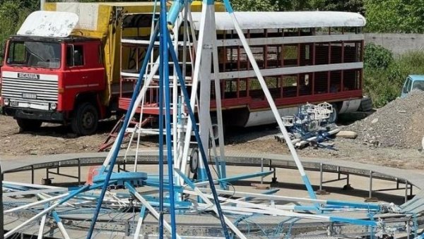 СТРАШНО: Узнемирујући снимак тренутка када пада рингишпил у Куршумлији (ВИДЕО) СТРАШНО: Узнемирујући снимак тренутка када пада рингишпил у Куршумлији (ВИДЕО)