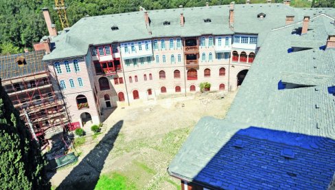 DAN KADA JE GORELA SRPSKA SVETINJA: Pre 21 godinu katastrofalni požar progutao je dve trećine manastirskog kompleksa Hilandar DAN KADA JE GORELA SRPSKA SVETINJA: Pre 21 godinu katastrofalni požar progutao je dve trećine manastirskog kompleksa Hilandar