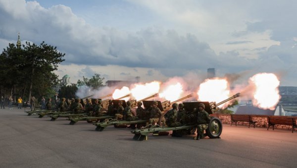 ДАН ПОБЕДЕ: На Калемегдану изведена почасна артиљеријска паљба (ФОТО) ДАН ПОБЕДЕ: На Калемегдану изведена почасна артиљеријска паљба (ФОТО)