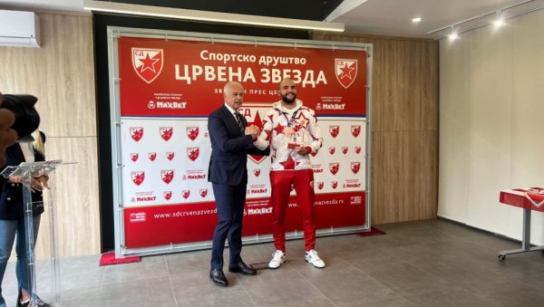 НАСТАВЉАМО ЈОШ ЈАЧЕ: Звездан Терзић уручио Вељку Ражнатовићу плакету за медаљу на Европском првенству НАСТАВЉАМО ЈОШ ЈАЧЕ: Звездан Терзић уручио Вељку Ражнатовићу плакету за медаљу на Европском првенству
