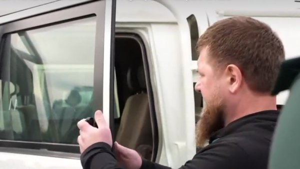 „ЏИХАД МОБИЛНИ“ ПОСЛАТИ У ДОНБАС Кадиров: Лидер Чеченије проследио 15 високотехнолошких возила као помоћ Руској војсци (ВИДЕО) „ЏИХАД МОБИЛНИ“ ПОСЛАТИ У ДОНБАС Кадиров: Лидер Чеченије проследио 15 високотехнолошких возила као помоћ Руској војсци (ВИДЕО)