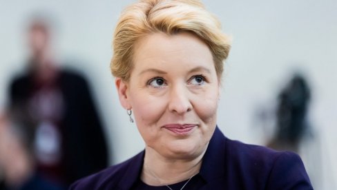 NAPADNUTA BIVŠA GRADONAČELNICA BERLINA: Nemačka političarka zadobila povrede u predelu glave i vrata (FOTO) NAPADNUTA BIVŠA GRADONAČELNICA BERLINA: Nemačka političarka zadobila povrede u predelu glave i vrata (FOTO)